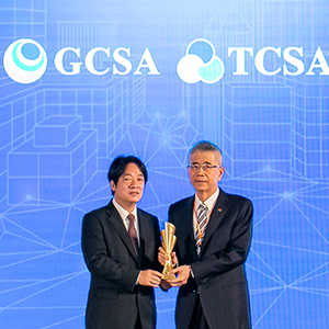 信義房屋企業集團創辦人周俊吉（右）獲GCSA全球永續獎傑出人物獎。