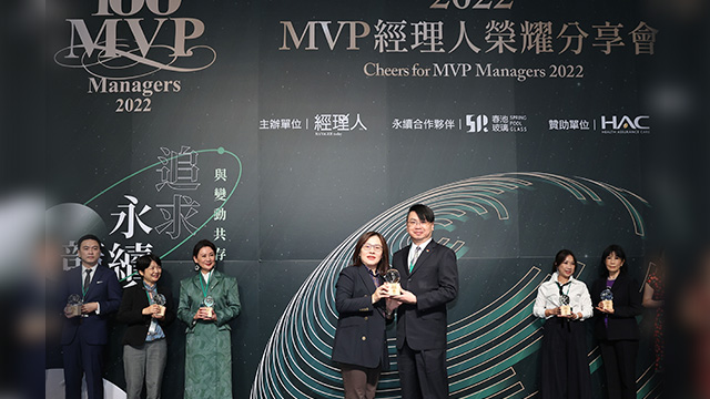  信義房屋仲介事業處總經理信泓浚（右）獲選為「台灣百大MVP經理人」 