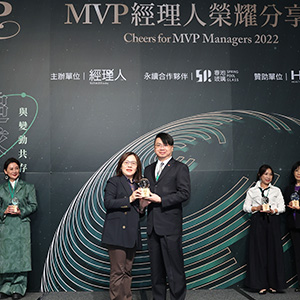 信義房屋仲介事業處總經理信泓浚（右）獲選為「台灣百大MVP經理人」