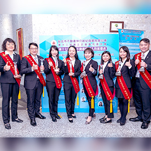 信義企業集團共8人獲台北市不動產仲介經紀商業同業公會頒發傑出不動產經紀人員獎。