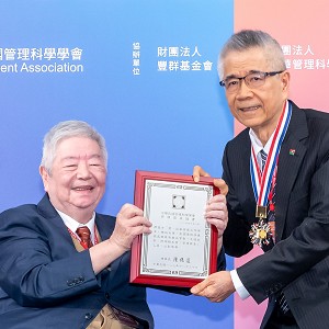 信義企業集團創辦人周俊吉獲管理獎章