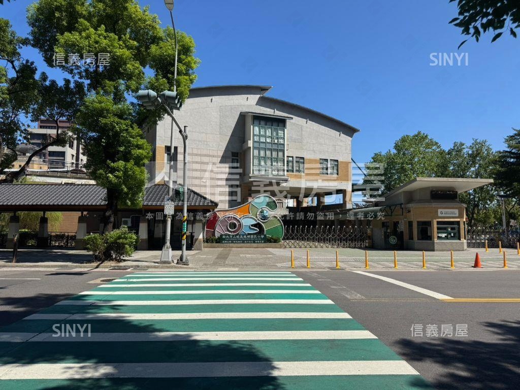 維也納·次頂樓三房雙車位房屋室內格局與周邊環境