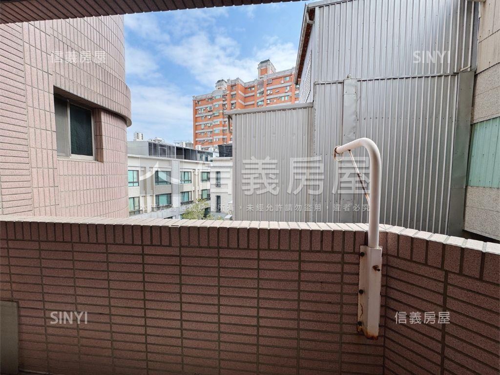 皇家春地三房車位房屋室內格局與周邊環境