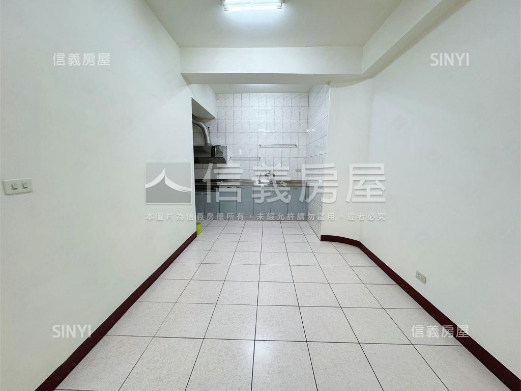 皇家春地三房車位房屋室內格局與周邊環境