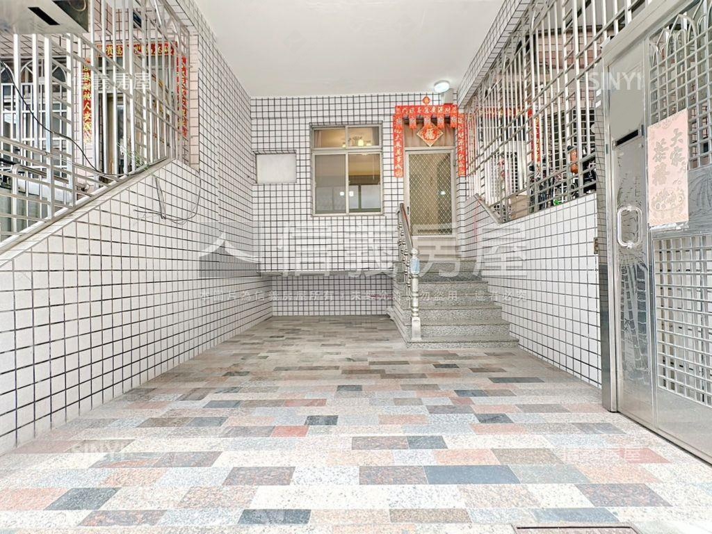 仁武成家車庫透天房屋室內格局與周邊環境