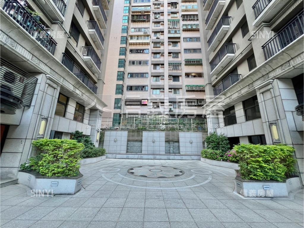 立信新市界２房車位房屋室內格局與周邊環境