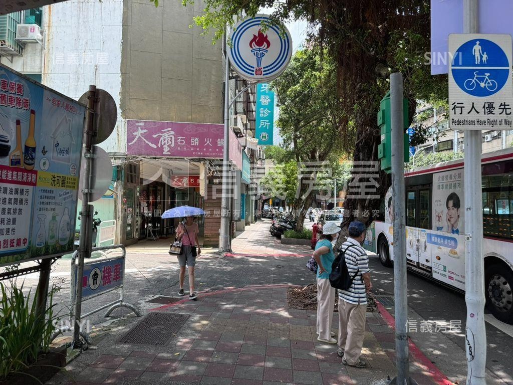 十字路口金店面房屋室內格局與周邊環境