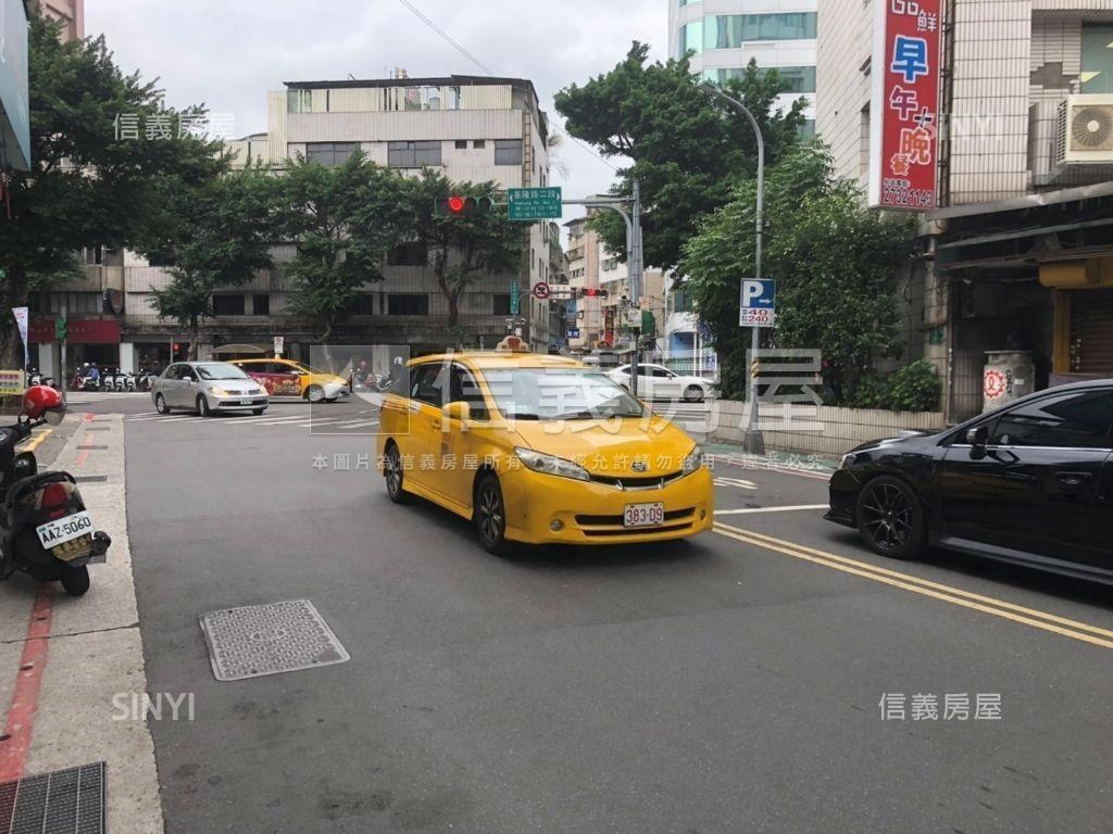 十字路口金店面房屋室內格局與周邊環境