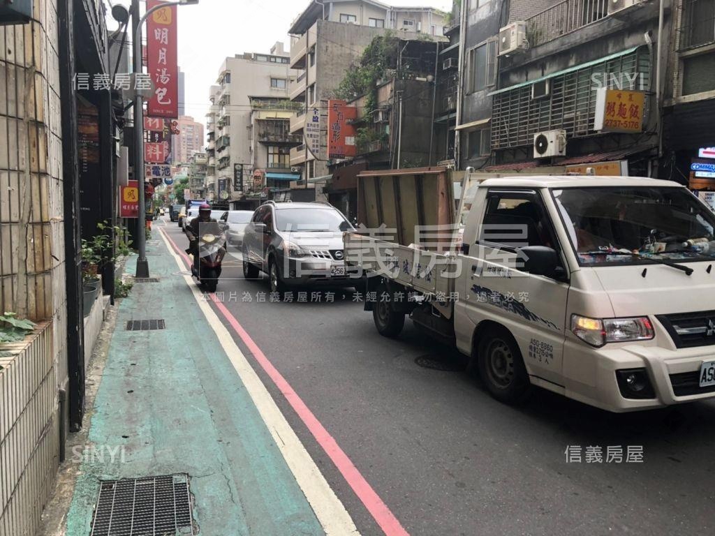 十字路口金店面房屋室內格局與周邊環境