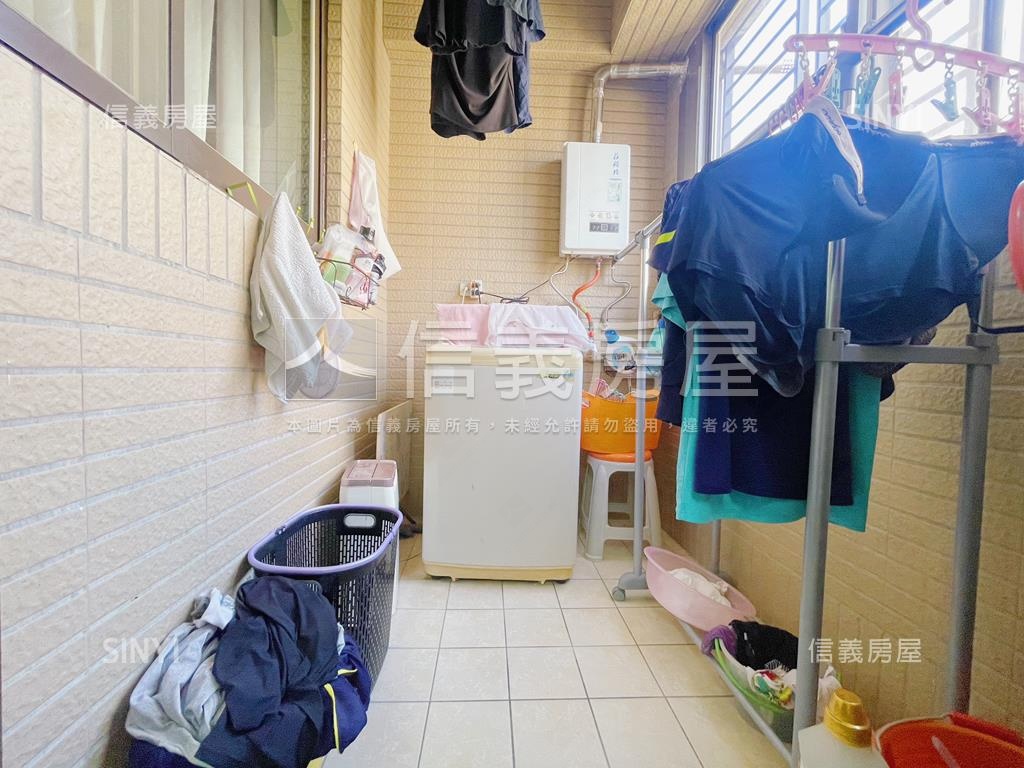 現代巴黎大兩房衛浴開窗房屋室內格局與周邊環境
