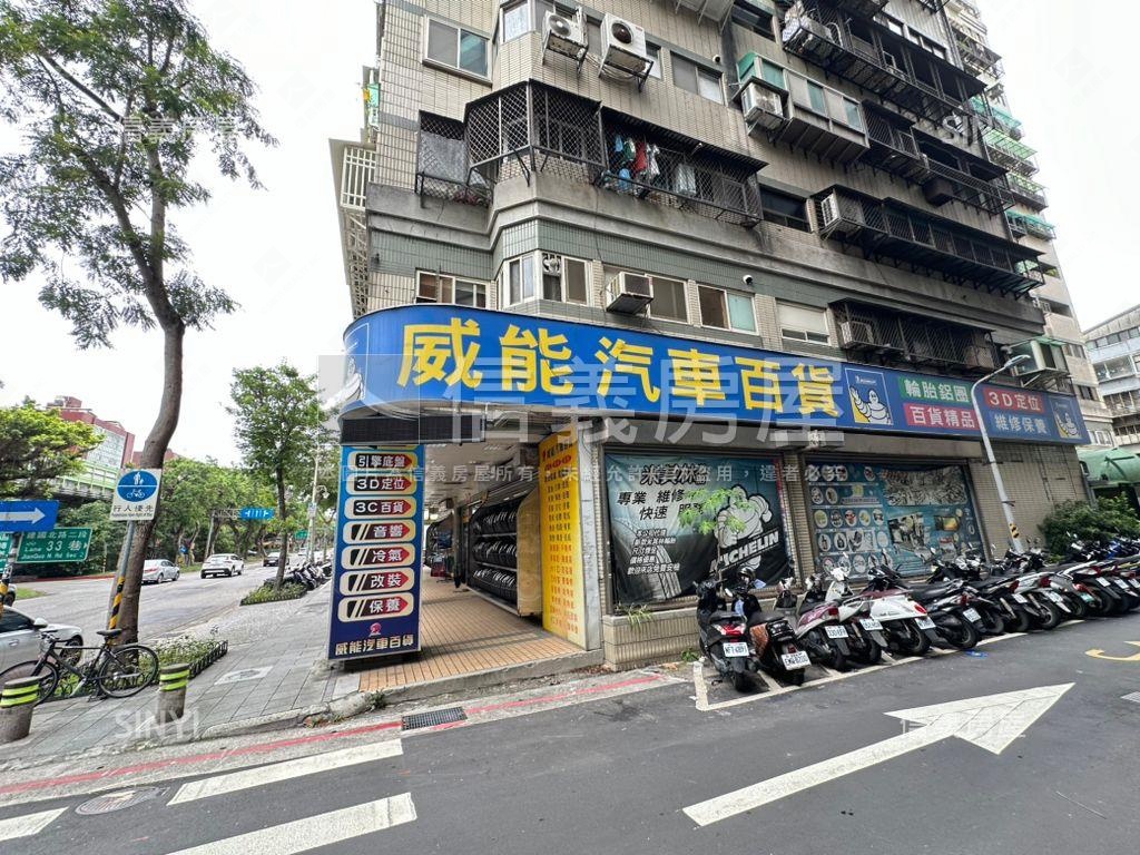三面臨路★挑高★大面寬店房屋室內格局與周邊環境