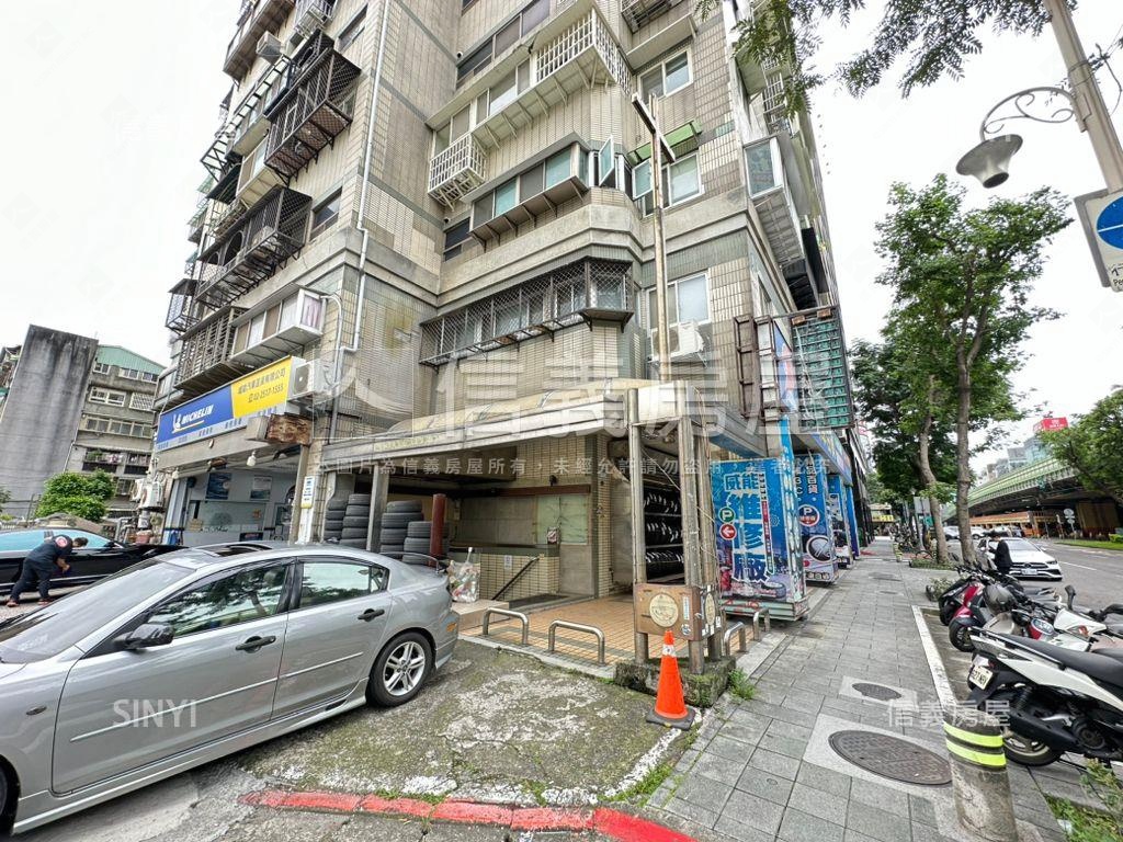 三面臨路★挑高★大面寬店房屋室內格局與周邊環境