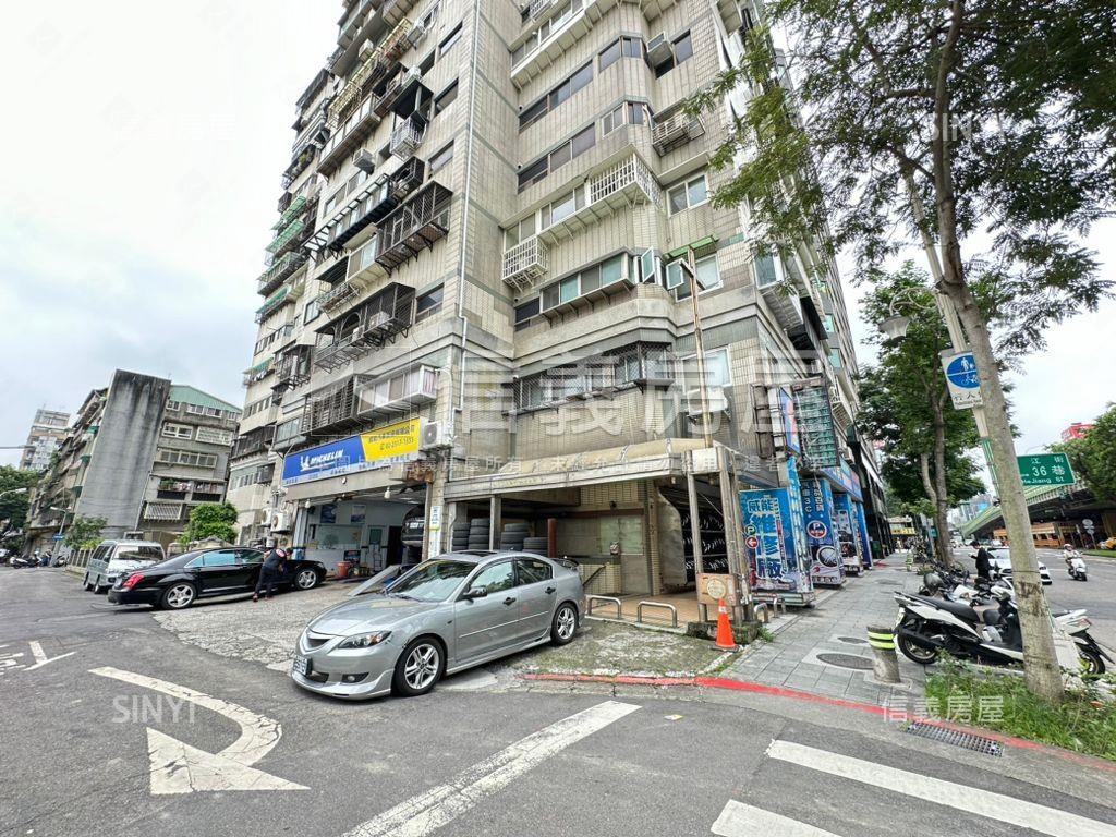 三面臨路★挑高★大面寬店房屋室內格局與周邊環境