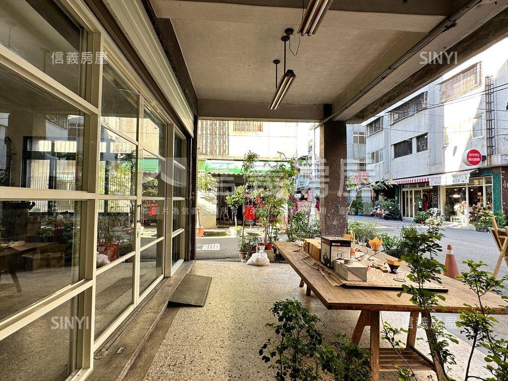 忠孝旁前後出入大面寬店面房屋室內格局與周邊環境
