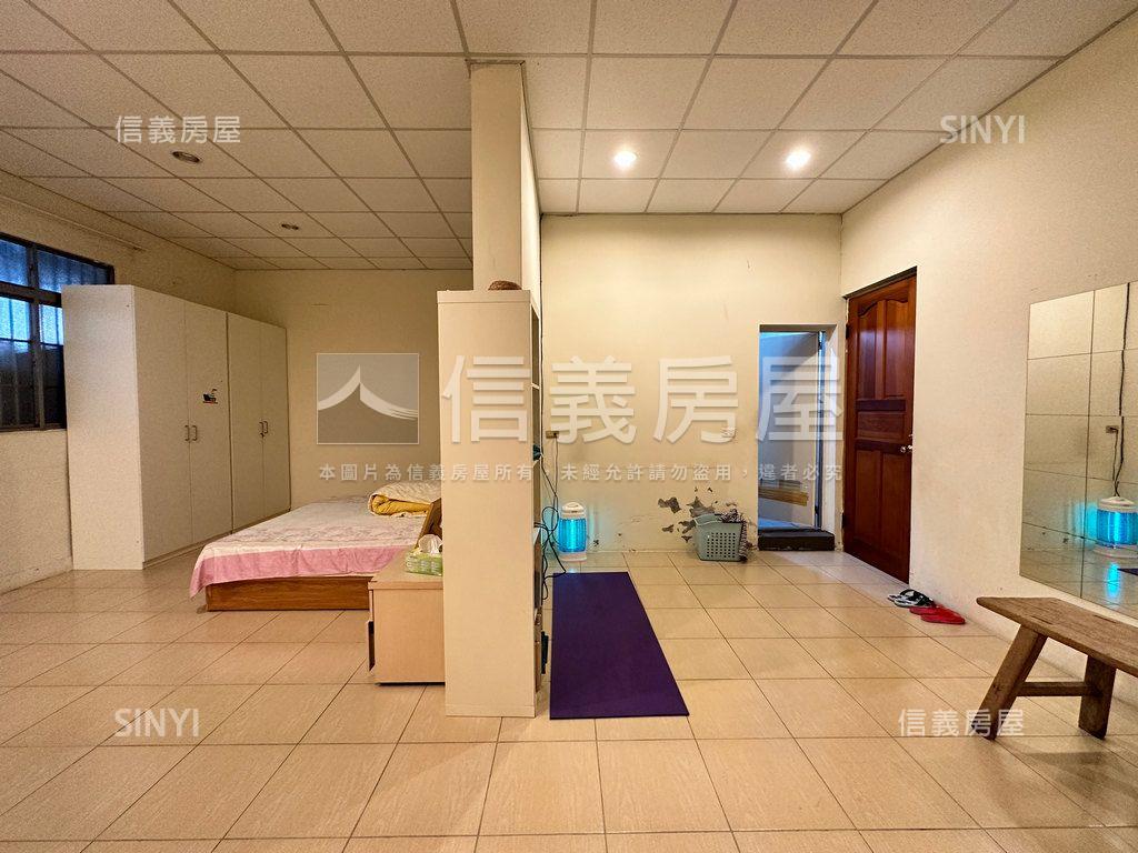 忠孝旁前後出入大面寬店面房屋室內格局與周邊環境