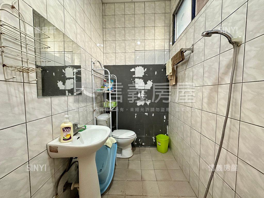 忠孝旁前後出入大面寬店面房屋室內格局與周邊環境