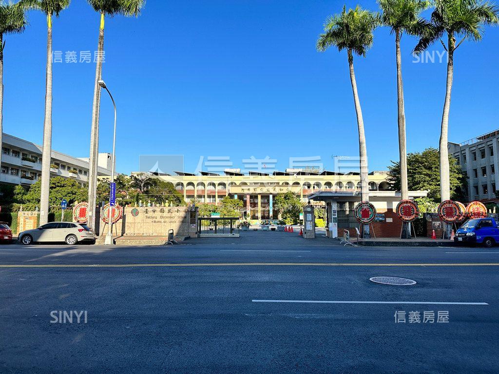 忠孝旁前後出入大面寬店面房屋室內格局與周邊環境