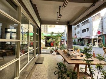 忠孝旁前後出入大面寬店面