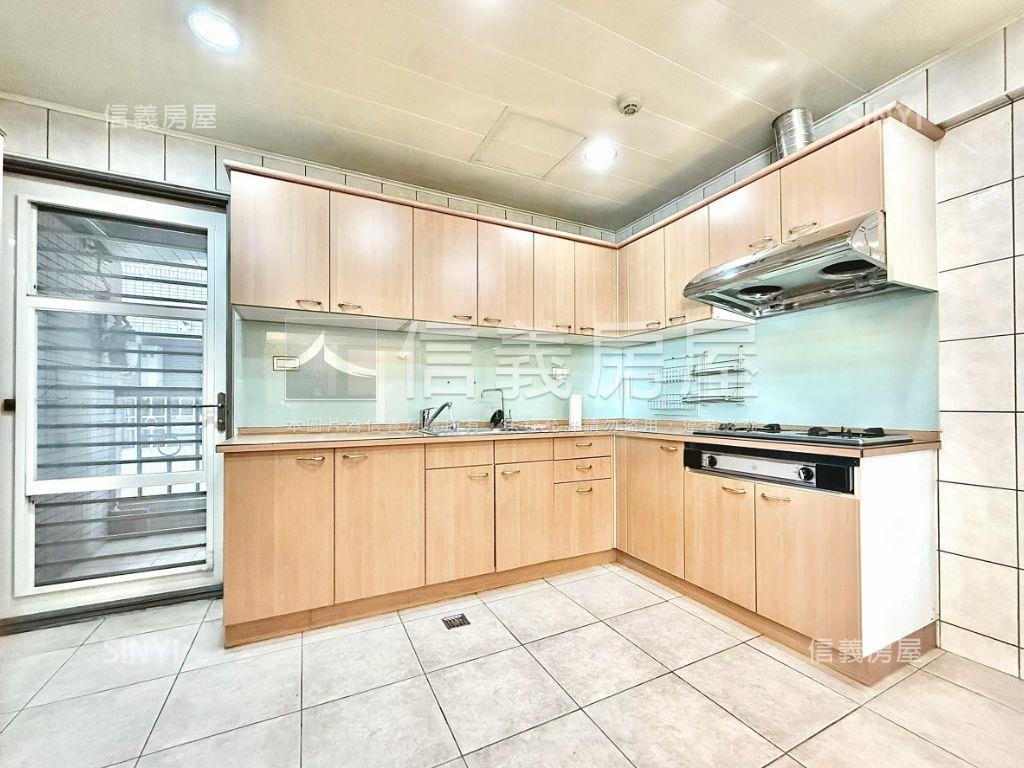 大地交響稀有四房雙平車位房屋室內格局與周邊環境