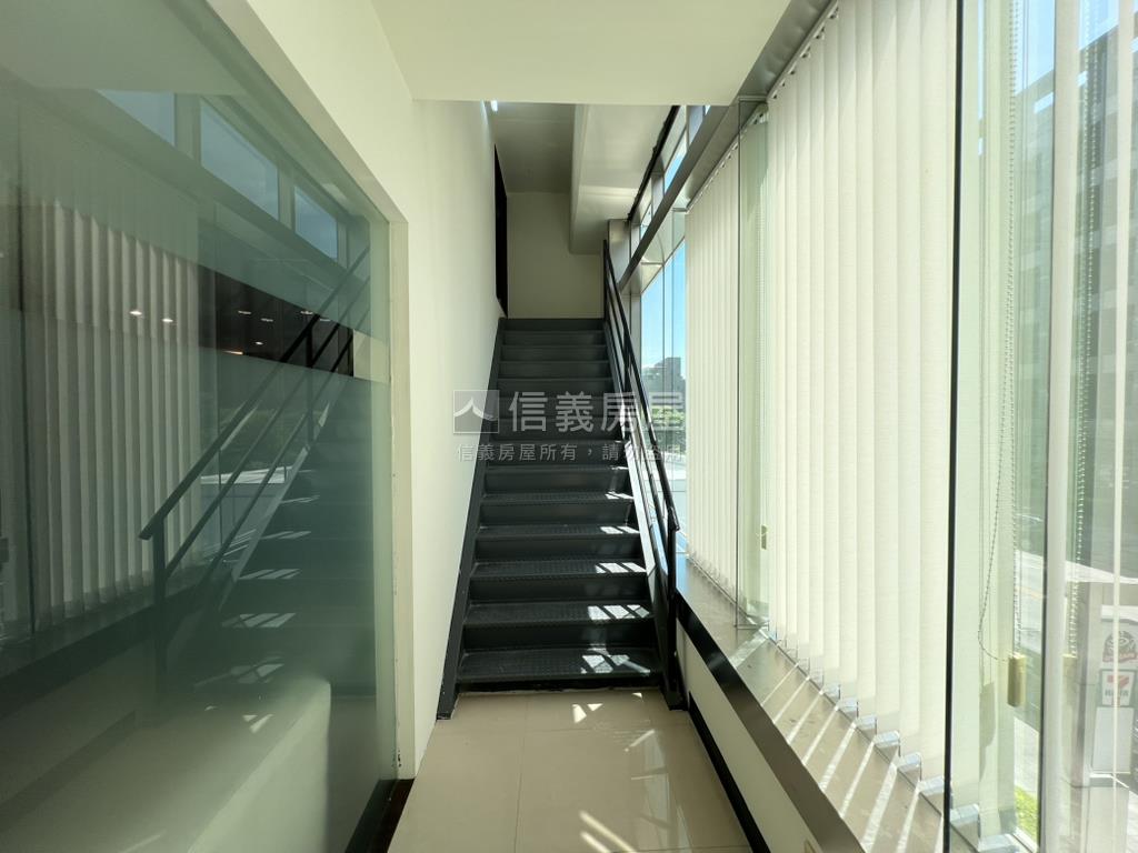 內科挑高帷幕辦公誠意出售房屋室內格局與周邊環境