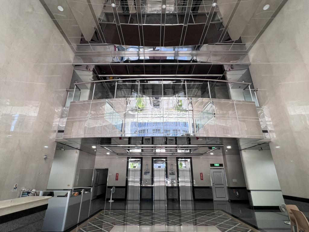內科挑高帷幕辦公誠意出售房屋室內格局與周邊環境