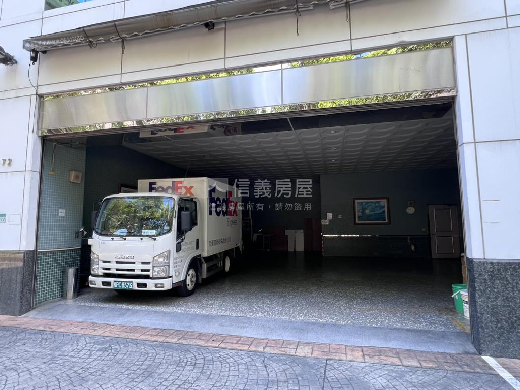 內科挑高帷幕辦公誠意出售房屋室內格局與周邊環境