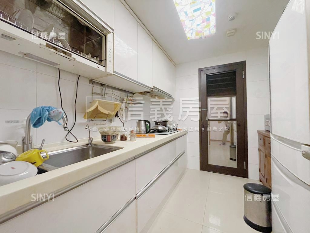 國際館露台戶綠意樹梢美景房屋室內格局與周邊環境