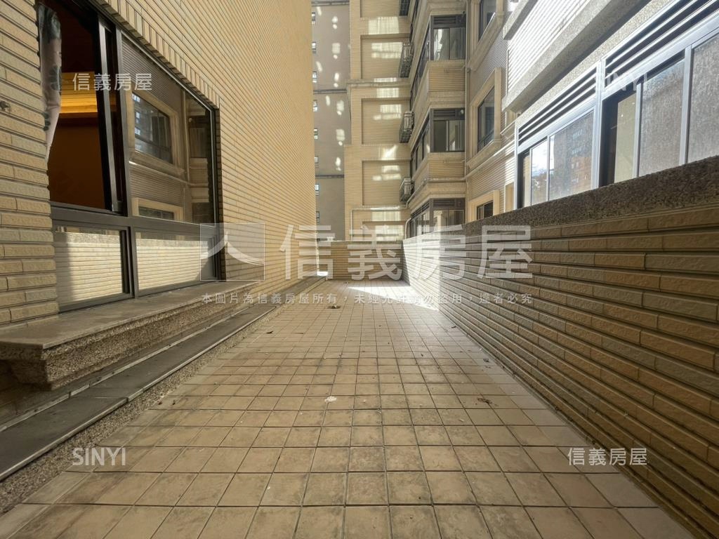 國際館露台戶綠意樹梢美景房屋室內格局與周邊環境