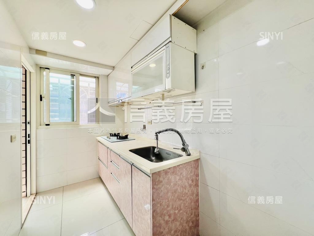 近環球頂天立地三房車位房屋室內格局與周邊環境