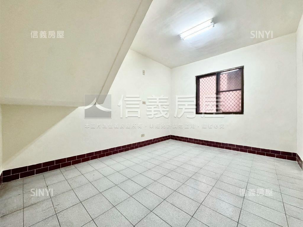 楠梓正街上低總價車墅房屋室內格局與周邊環境