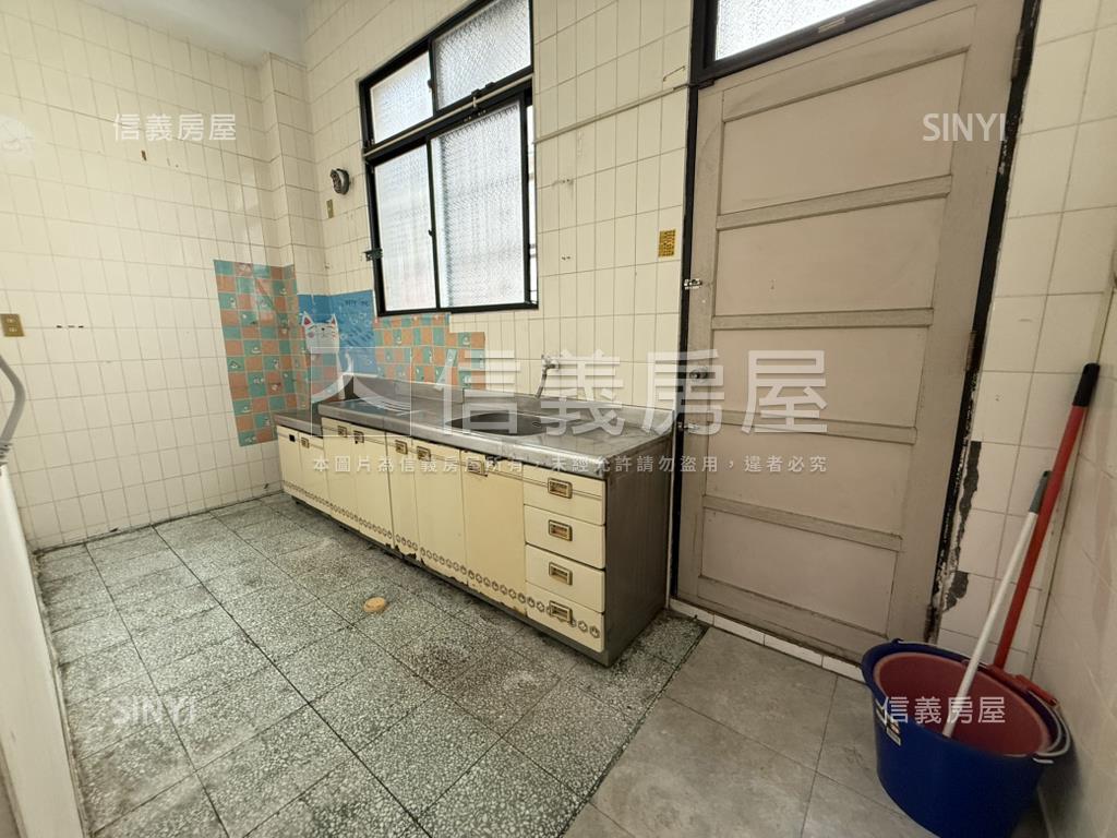 地約３０．２５坪透天店面房屋室內格局與周邊環境
