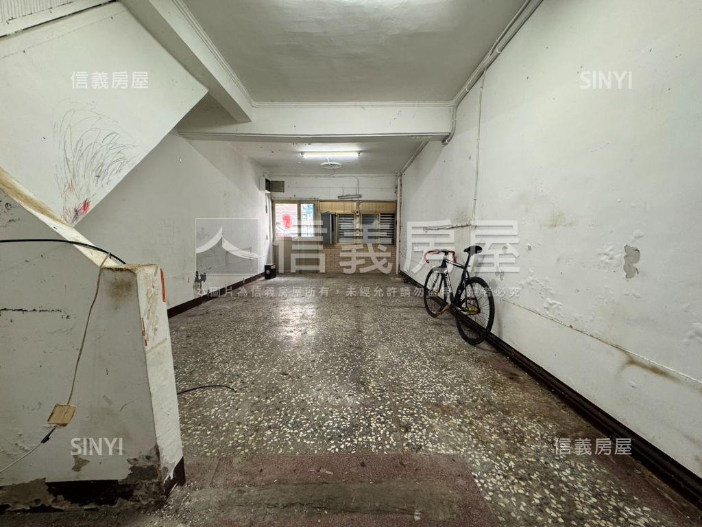 公園旁透天房屋室內格局與周邊環境