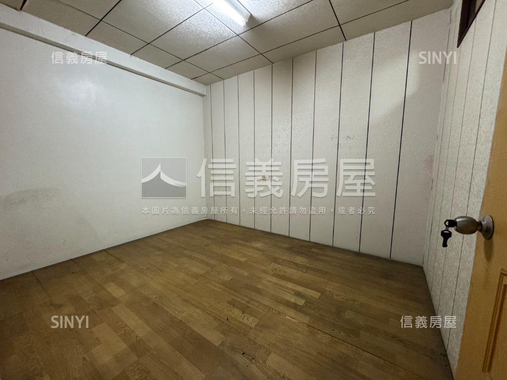 公園旁透天房屋室內格局與周邊環境
