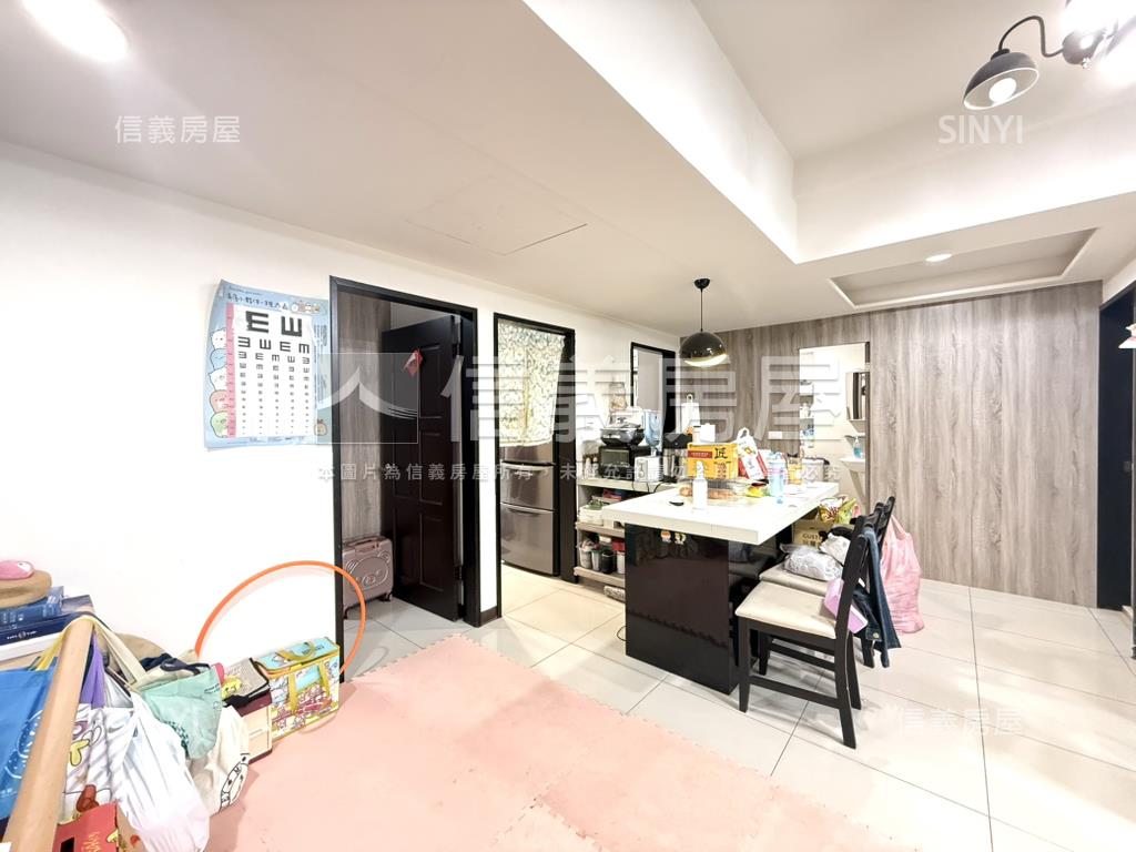 閱美館美裝潢三房車位房屋室內格局與周邊環境