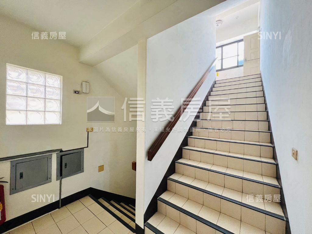 亞灣近輕軌國際港埠商辦房屋室內格局與周邊環境