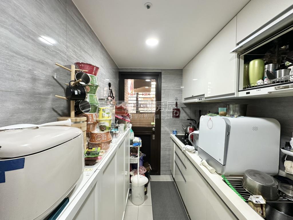極美館高樓兩房車位房屋室內格局與周邊環境