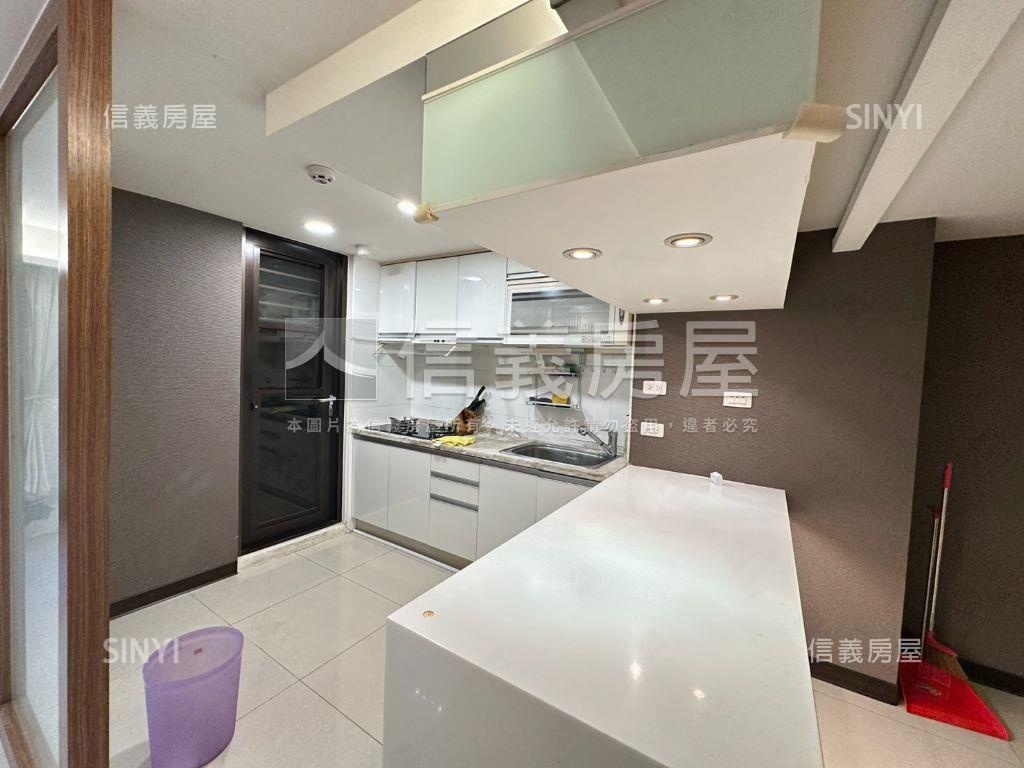 奇岩北美市挑高一樓房屋室內格局與周邊環境