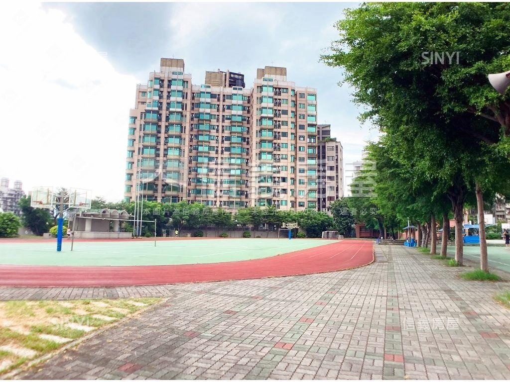 奇岩北美市挑高一樓房屋室內格局與周邊環境