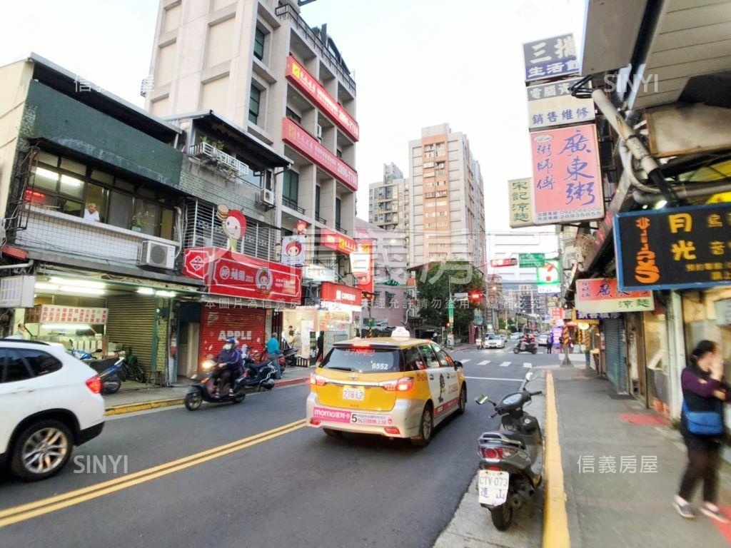 奇岩北美市挑高一樓房屋室內格局與周邊環境