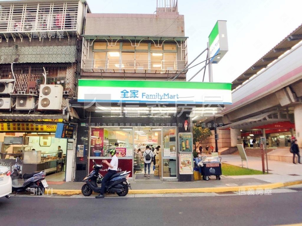 奇岩北美市挑高一樓房屋室內格局與周邊環境