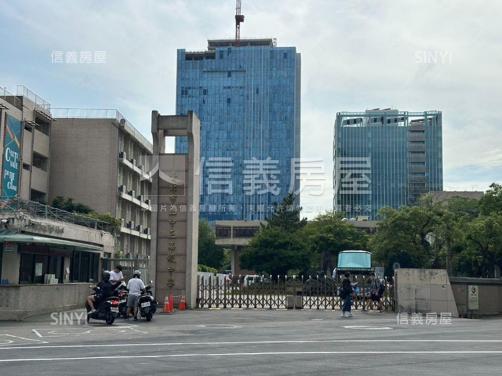 奇岩北美市挑高一樓房屋室內格局與周邊環境