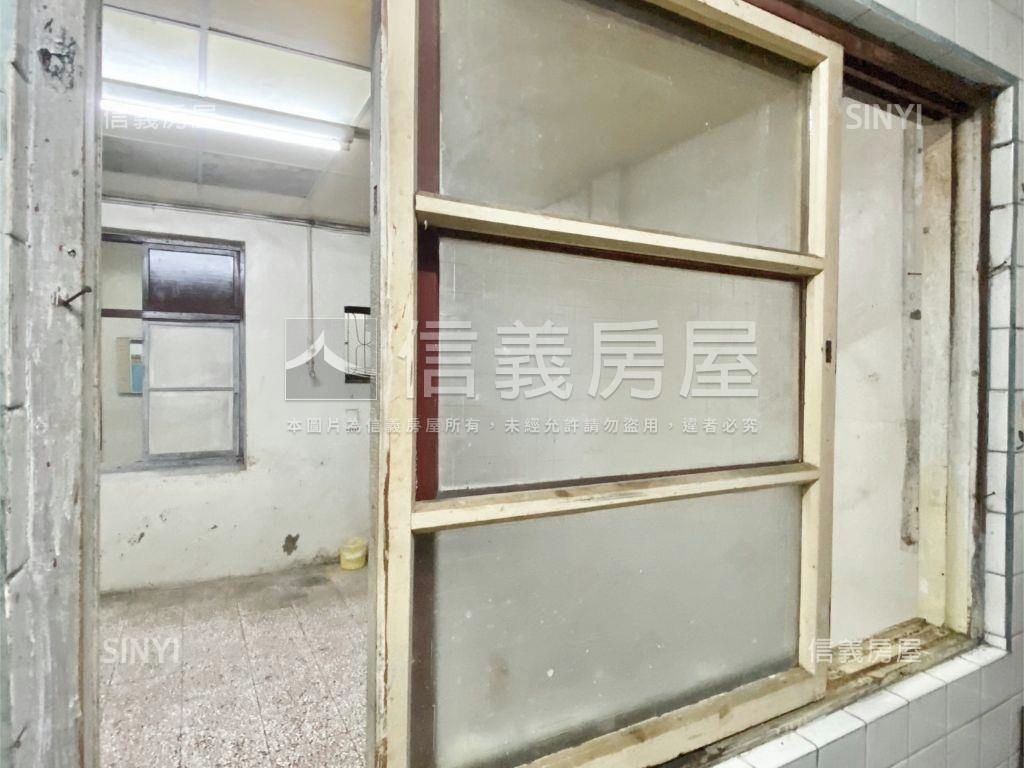 前院停車臨路透天房屋室內格局與周邊環境