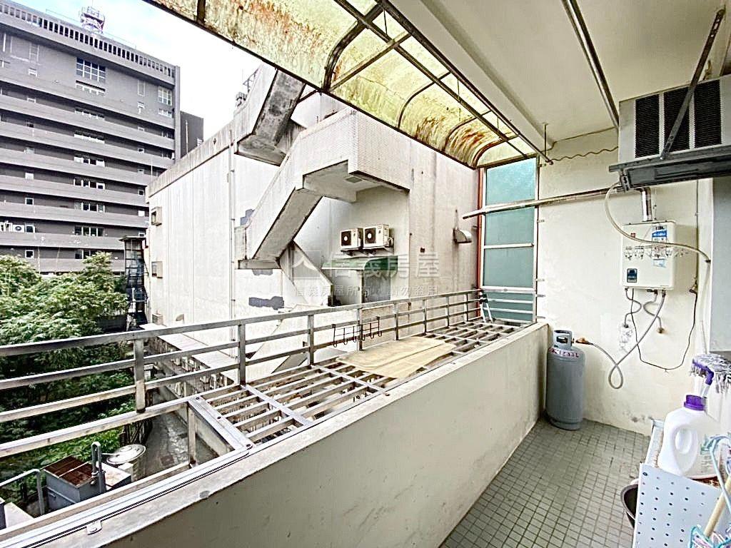 區公所旁稀有方正三房房屋室內格局與周邊環境
