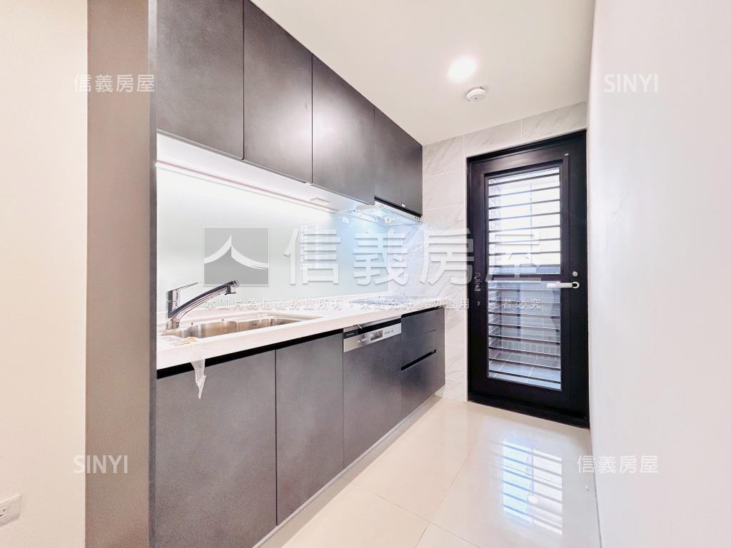 青埔晶采學三房車位房屋室內格局與周邊環境