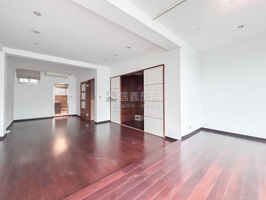 研究苑挑高大廳透天厝房屋室內格局與周邊環境