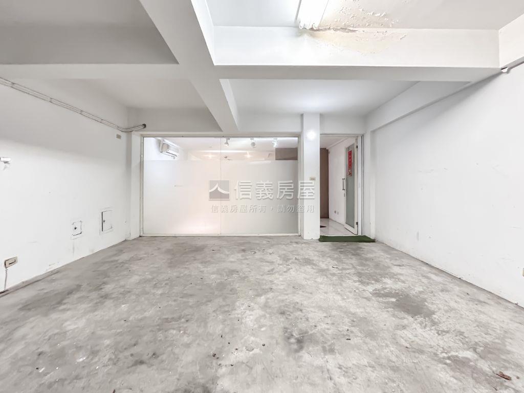 研究苑挑高大廳透天厝房屋室內格局與周邊環境