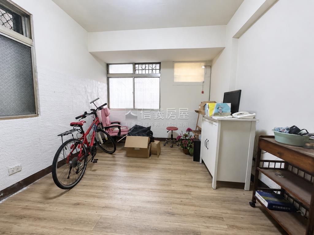 亞灣面寬８米公寓一樓房屋室內格局與周邊環境
