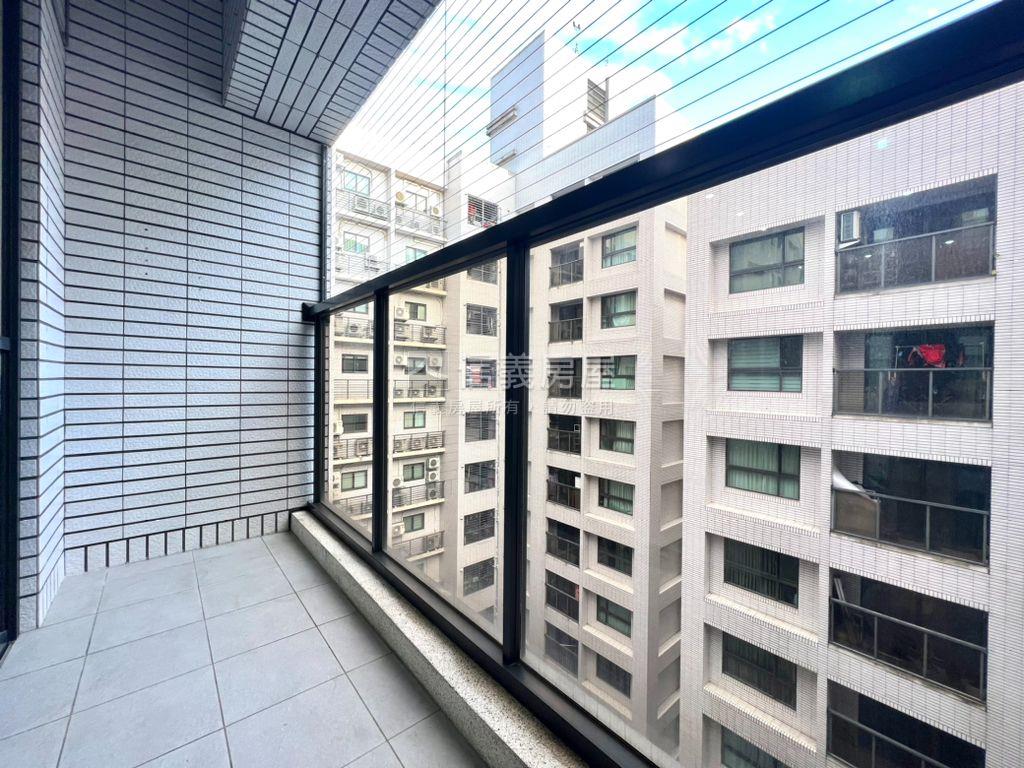 近捷運朝南次頂樓雙衛開窗房屋室內格局與周邊環境