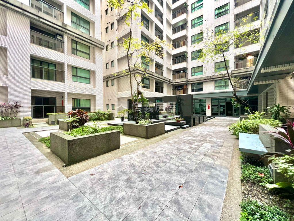 近捷運朝南次頂樓雙衛開窗房屋室內格局與周邊環境