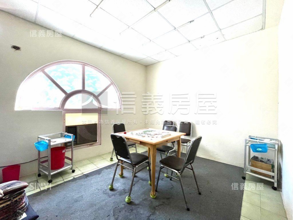 衛道新世界透店臨Ｔ字路口房屋室內格局與周邊環境